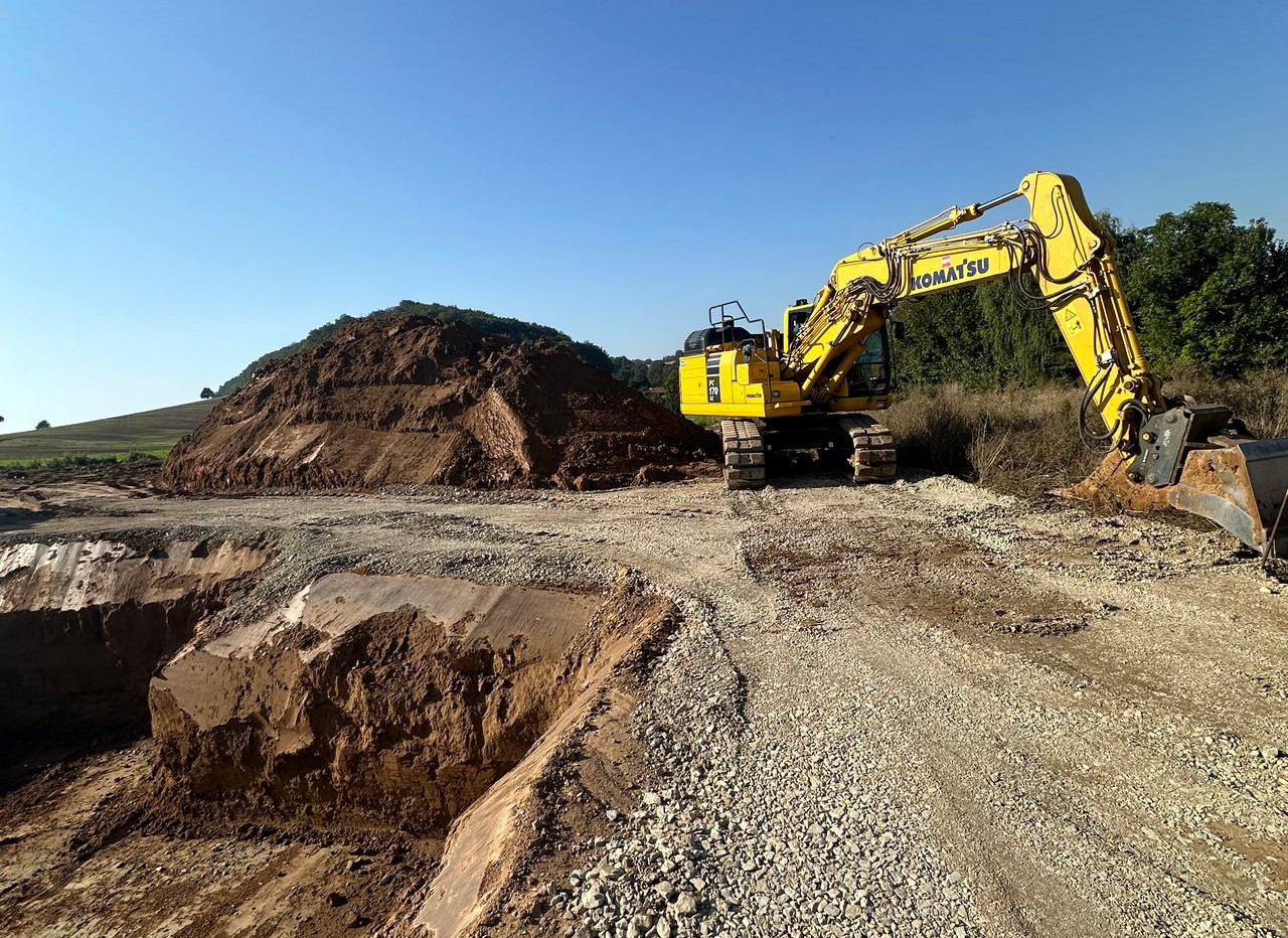 Bagger bei Erdarbeiten auf einer Tiefbaustelle